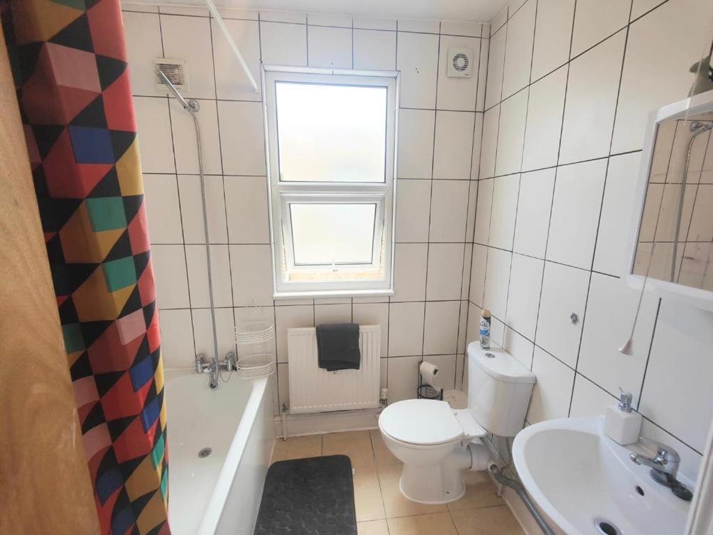 Lovely 3 Bedroom Serviced Apartment In Leytonstone London Exterior photo