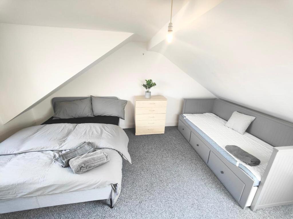 Lovely 3 Bedroom Serviced Apartment In Leytonstone London Exterior photo