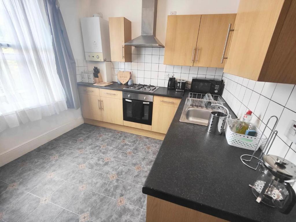 Lovely 3 Bedroom Serviced Apartment In Leytonstone London Exterior photo